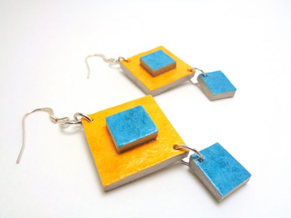 Boucles d'oreille en carton jaune et bleu