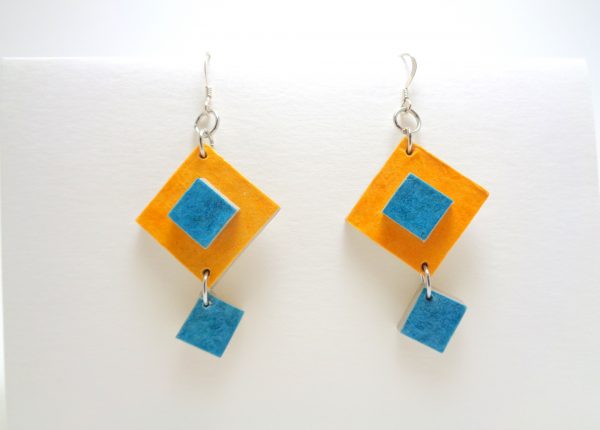 Boucles d'oreille en carton jaune et bleu