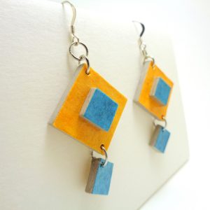 Boucles d'oreille en carton jaune et bleu