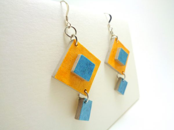 Boucles d'oreille en carton jaune et bleu