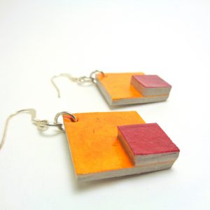Boucles d'oreille en carton petit losange orange-rouge carmin