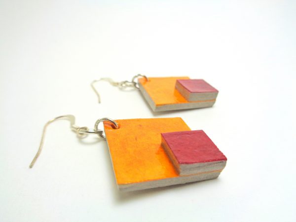 Boucles d'oreille en carton petit losange orange-rouge carmin