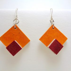 Boucles d'oreille en carton petit losange orange-rouge carmin