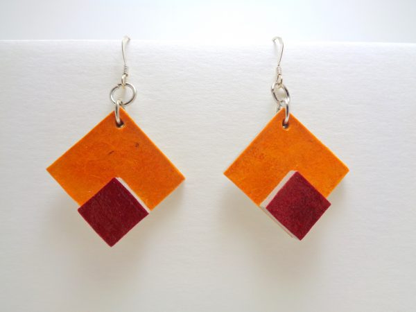 Boucles d'oreille en carton petit losange orange-rouge carmin