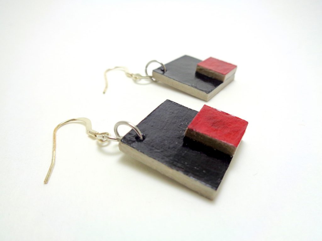 Boucles d'oreilles petit losange noir et rouge carmin