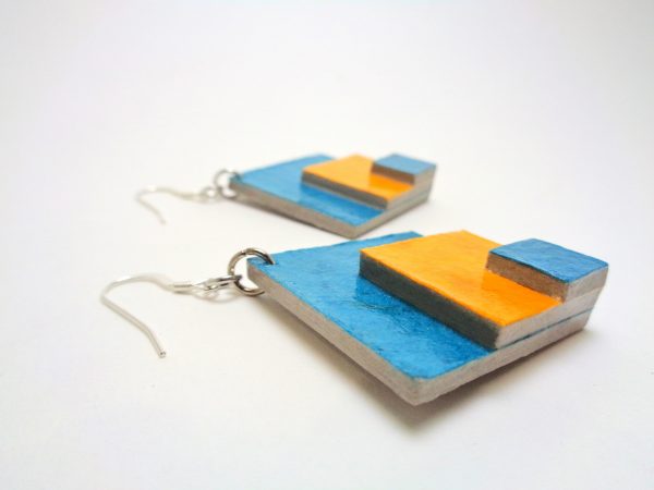 Boucles d'oreille en carton bleu et jaune