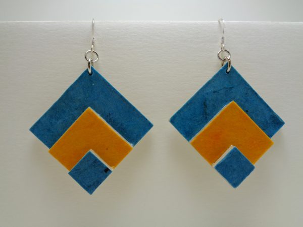 Boucles d'oreille en carton bleu et jaune