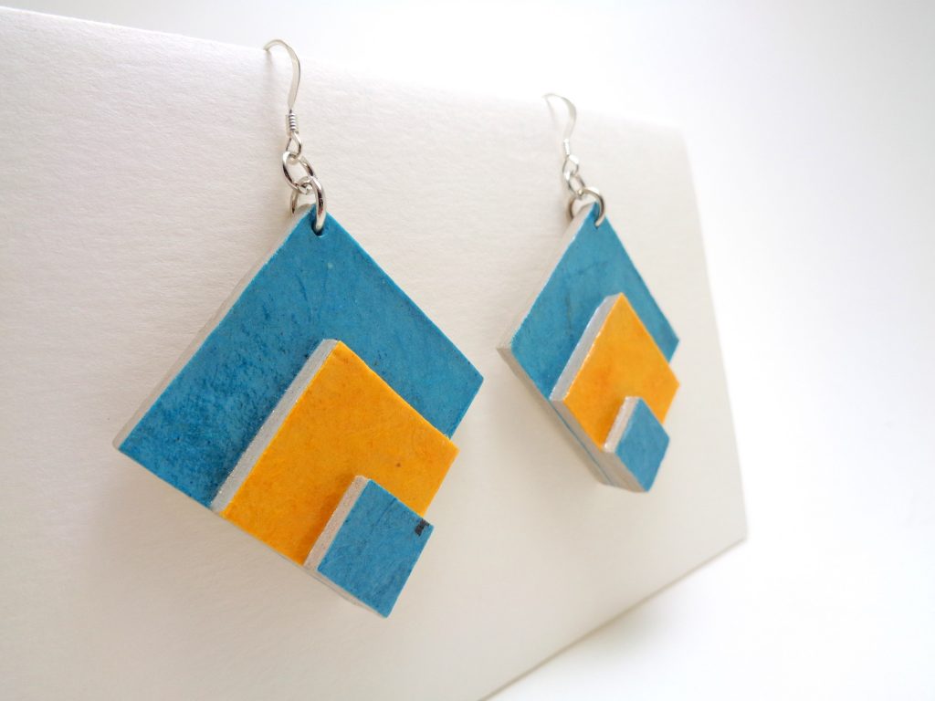 Boucles d'oreille en carton bleu et jaune