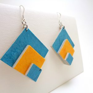 Boucles d'oreille en carton bleu et jaune