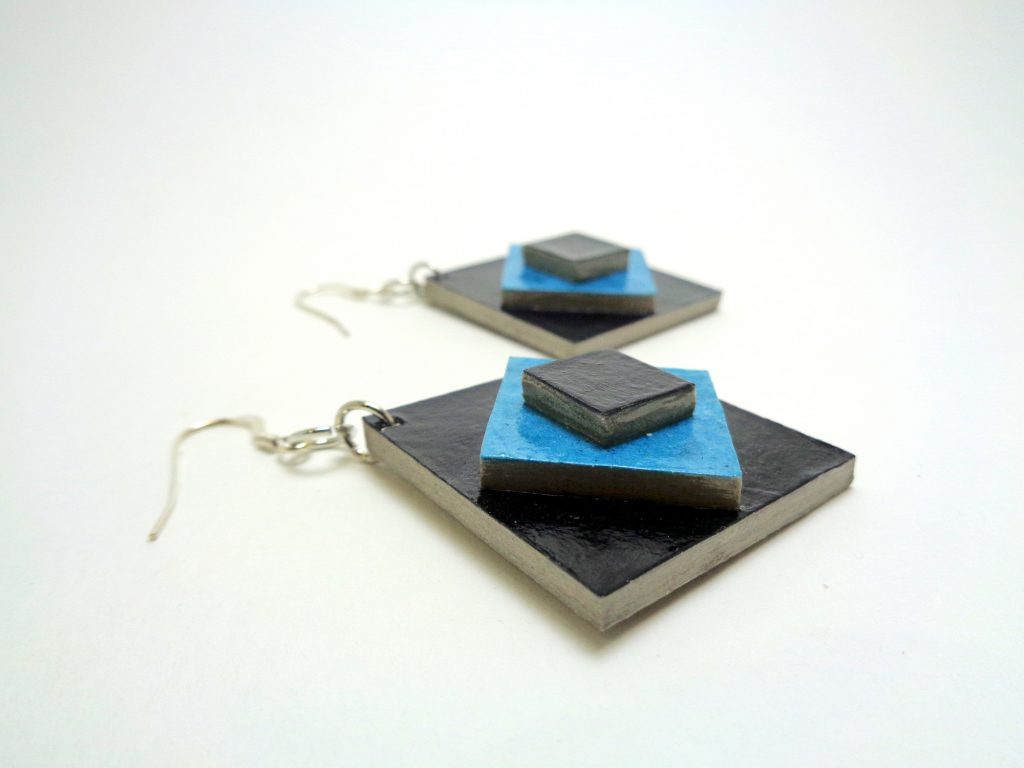 Boucles d'oreille en carton noir-bleu