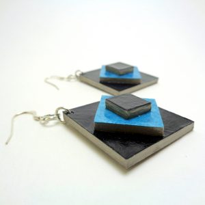 Boucles d'oreille en carton noir-bleu