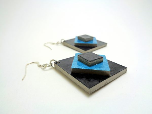 Boucles d'oreille en carton noir-bleu