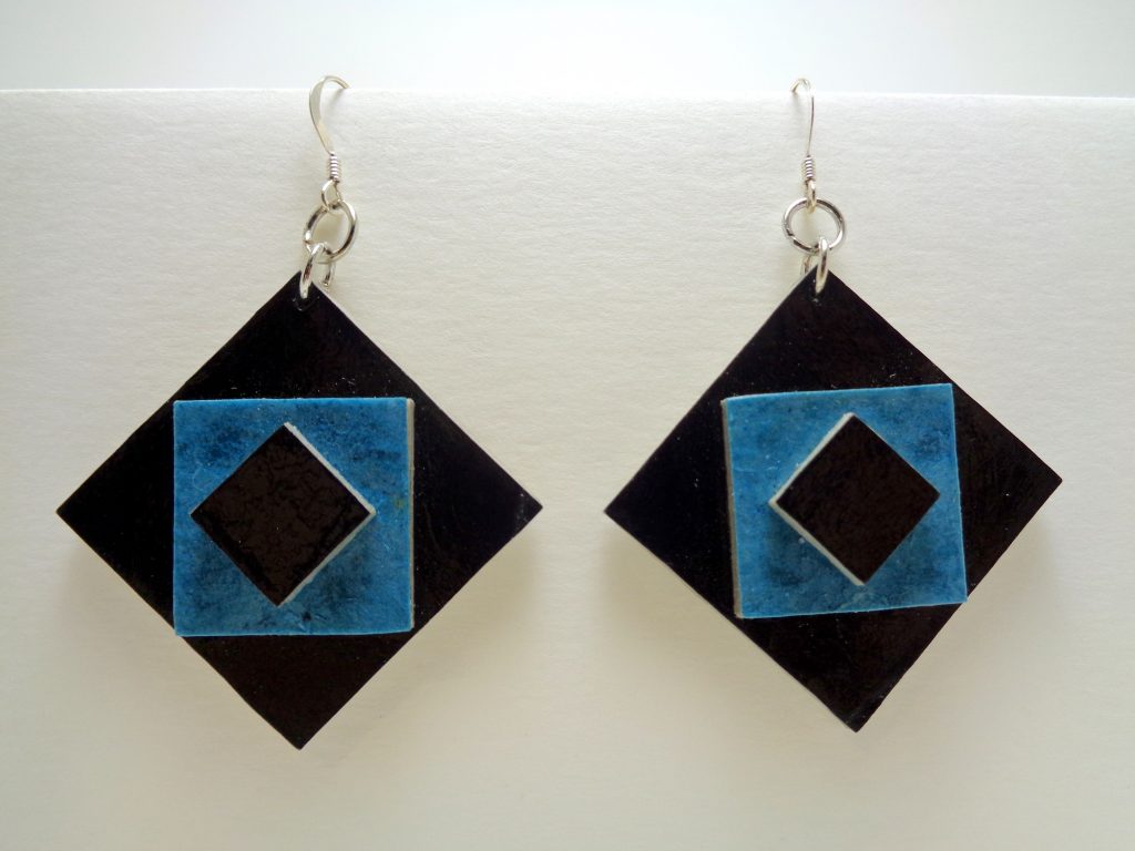 Boucles d'oreille en carton noir-bleu