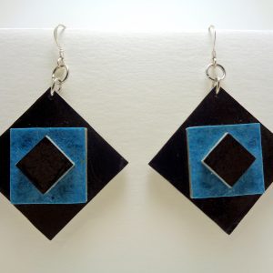 Boucles d'oreille en carton noir-bleu
