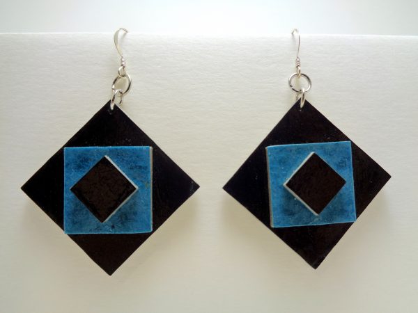 Boucles d'oreille en carton noir-bleu