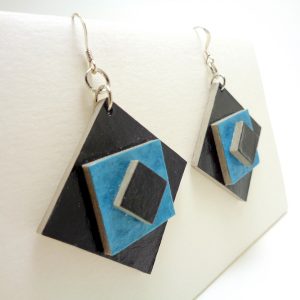Boucles d'oreille en carton noir-bleu