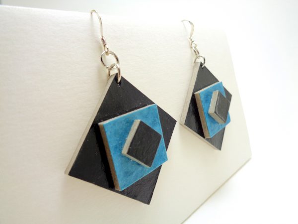 Boucles d'oreille en carton noir-bleu