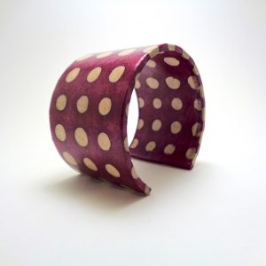 Bracelet manchette en carton - Bordeaux à pois blancs – Image 2
