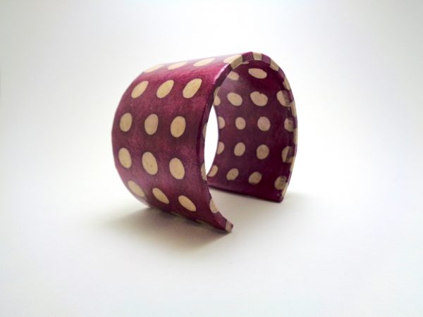 Bracelet manchette en carton - Bordeaux à pois blancs