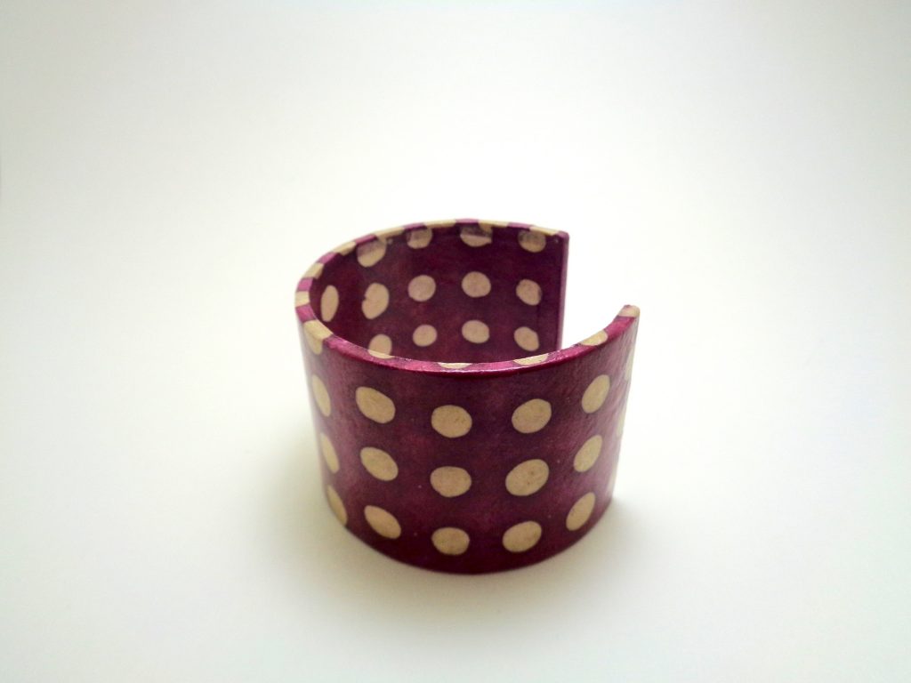 Bracelet manchette en carton - Bordeaux à pois blancs