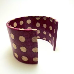 Bracelet manchette en carton - Bordeaux à pois blancs – Image 3