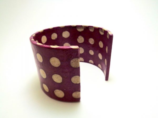 Bracelet manchette en carton - Bordeaux à pois blancs