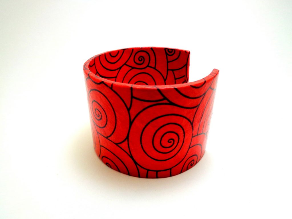 Bracelet manchette en carton - Rouge cercles noirs
