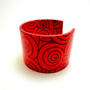 Bracelet manchette en carton - Rouge cercles noirs – Image 2