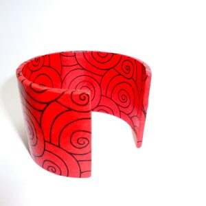 Bracelet manchette en carton - Rouge cercles noirs – Image 3
