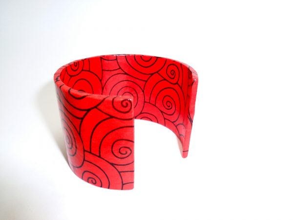 Bracelet manchette en carton - Rouge cercles noirs