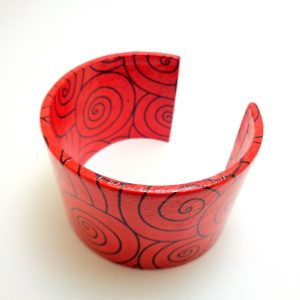 Bracelet manchette en carton - Rouge cercles noirs