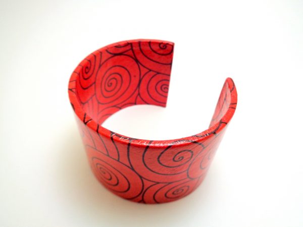 Bracelet manchette en carton - Rouge cercles noirs