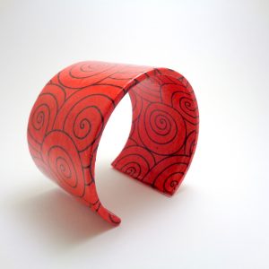 Bracelet manchette en carton - Rouge cercles noirs – Image 4