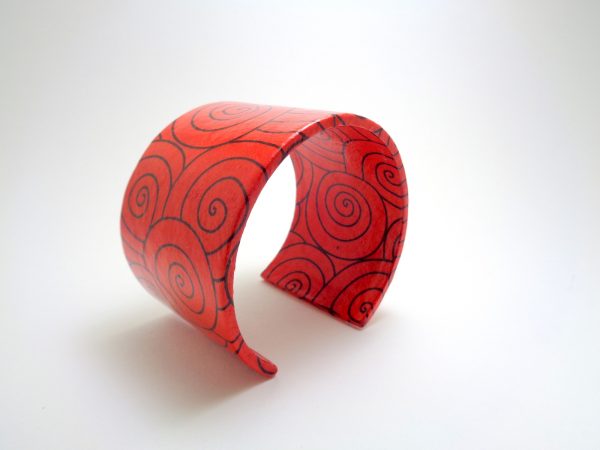 Bracelet manchette en carton - Rouge cercles noirs