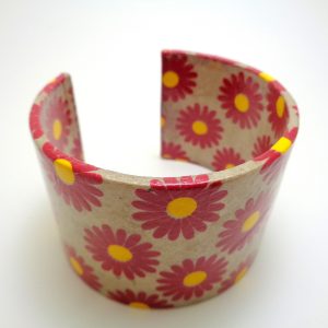 Bracelet manchette en carton - Gris à fleurs – Image 2