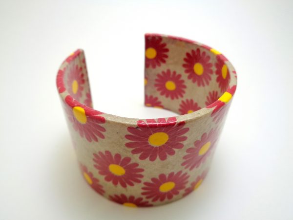 Bracelet manchette en carton - Gris à fleurs