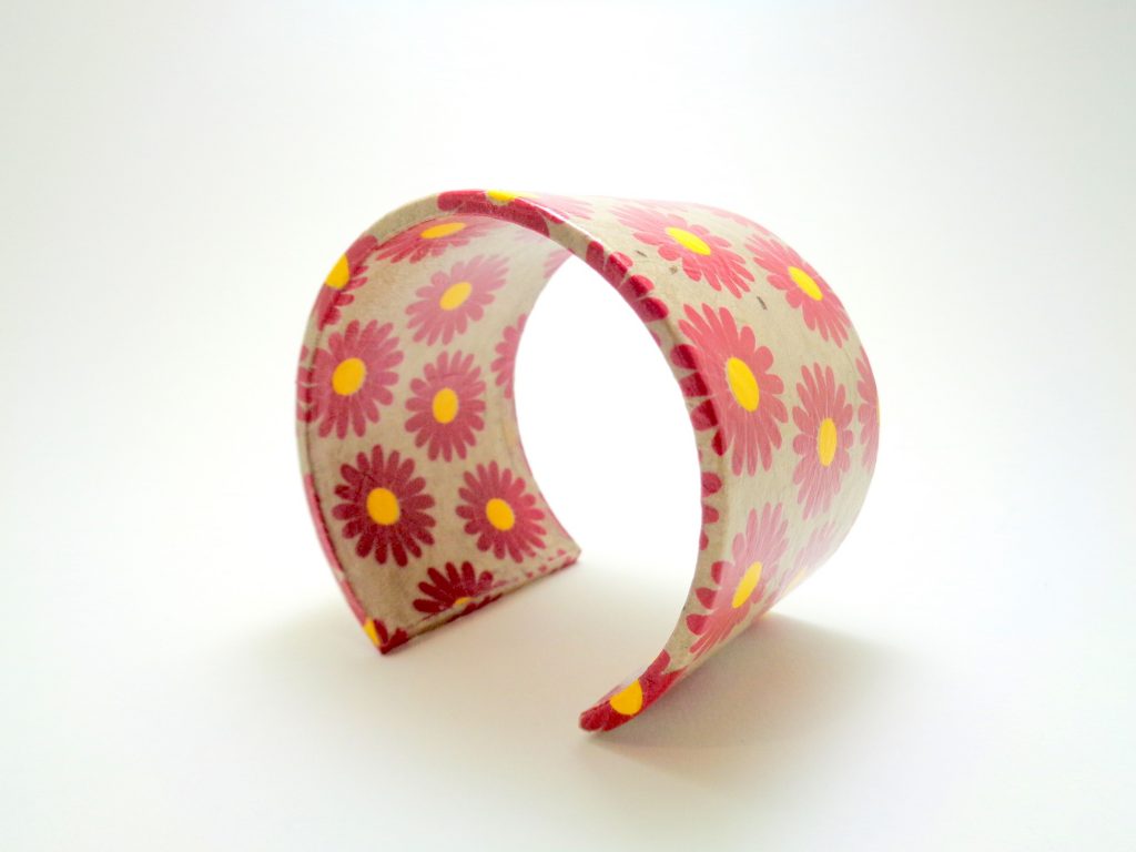 Bracelet manchette en carton - Gris à fleurs