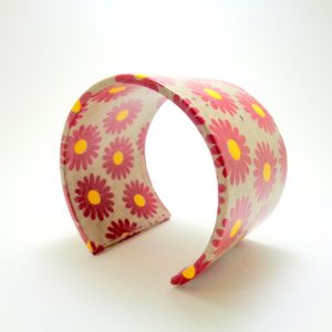 Bracelet manchette en carton - Gris à fleurs – Image 3