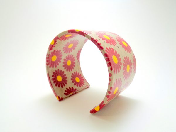 Bracelet manchette en carton - Gris à fleurs