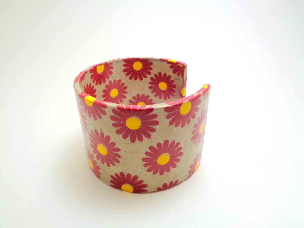 Bracelet manchette en carton - Gris à fleurs