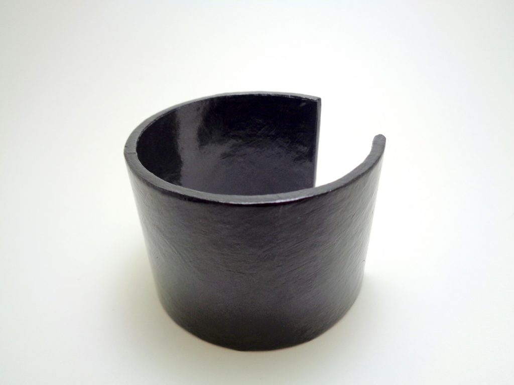 Bracelet manchette en carton - Noir