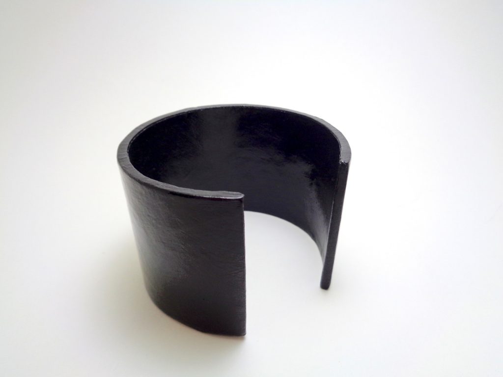 Bracelet manchette en carton - Noir
