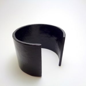 Bracelet manchette en carton - Noir – Image 2