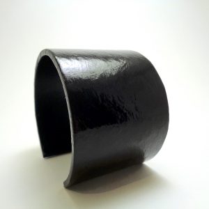 Bracelet manchette en carton - Noir – Image 3