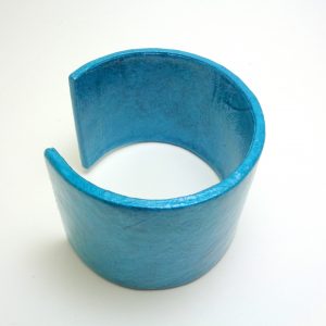 Bracelet manchette en carton - Bleu turquoise – Image 3