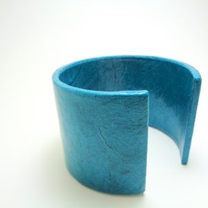 Bracelet manchette en carton - Bleu turquoise – Image 2