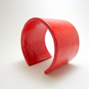 Bracelet manchette en carton - Rouge – Image 2