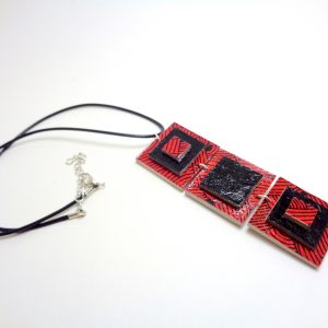 Pendentif long en carton - "Rouge nœuds/Noir" – Image 3