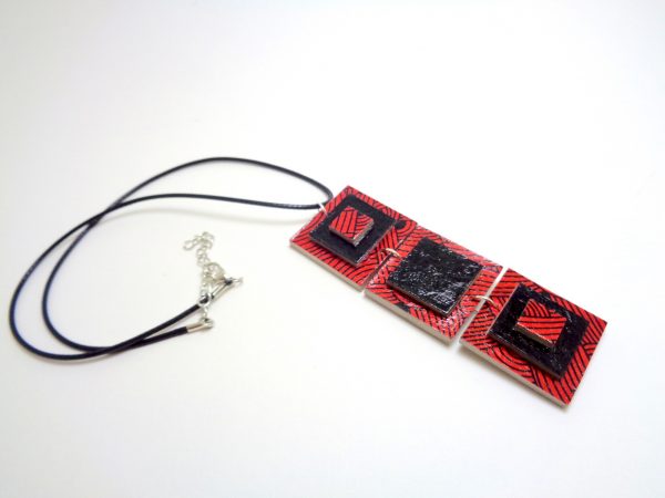 Pendentif long en carton - "Rouge nœuds/Noir"
