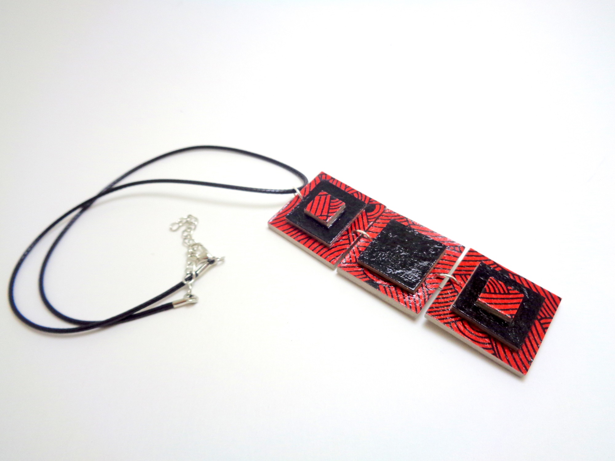 Pendentif long en carton - "Rouge nœuds/Noir" – Image 3